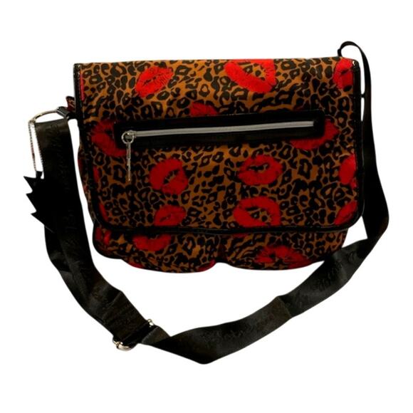 Betsey Johnson, Messenger Bag Crossbody Animal Print Red Lips - Picture 1 of 11